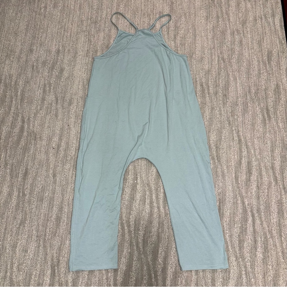 NWT Women’s Sleeveless Blue V-Neck  Relaxed Fit Jumpsuit Size M - Picture 2 of 4